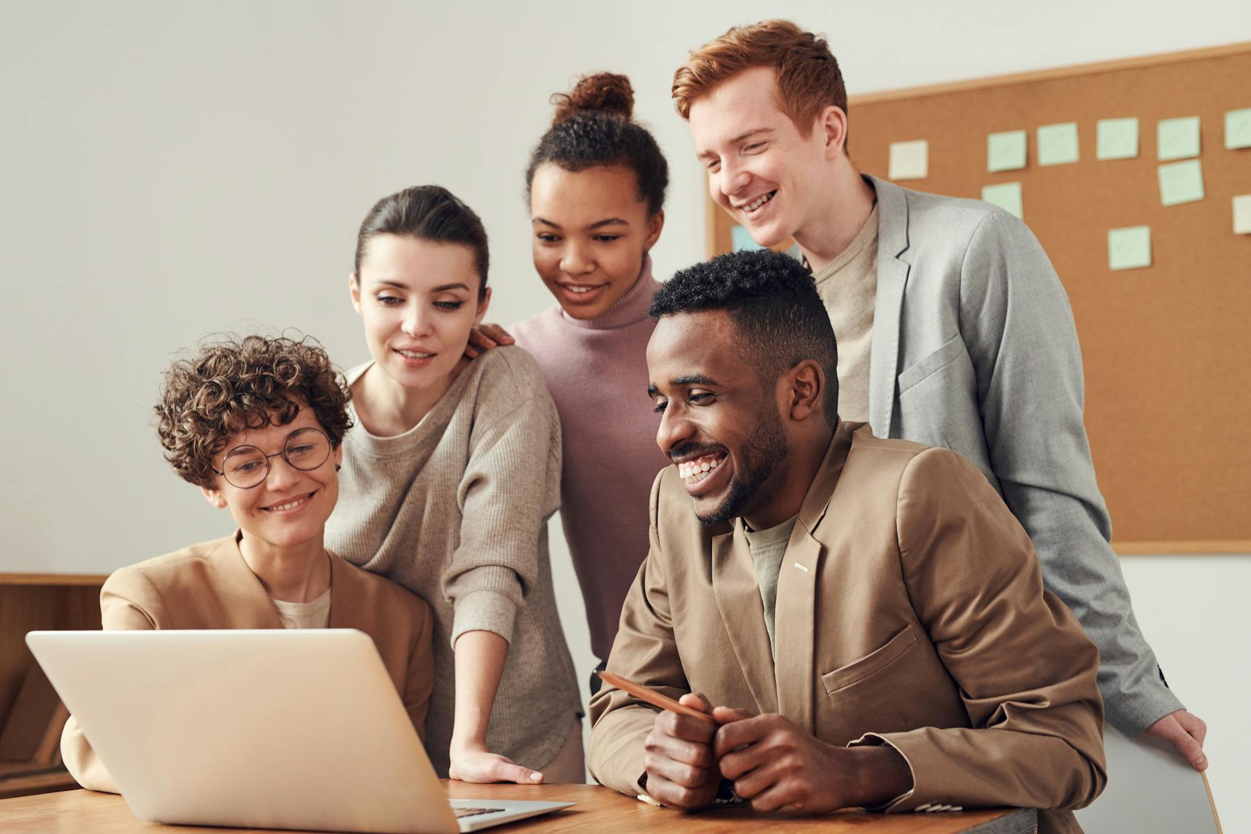 Équipe startup en coworking, collaboration autour d'ordinateurs portables